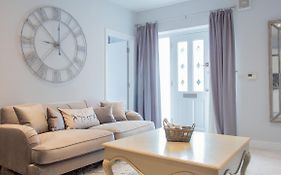 Modern Apartment With Free Parking And Wifi